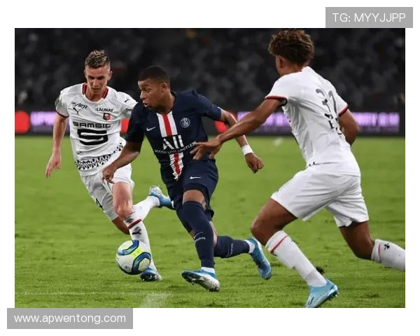 克莱的魅力吸引了众多足球明星的喜爱与追随 克莱的魅力吸引了众多足球明星的喜爱与追随