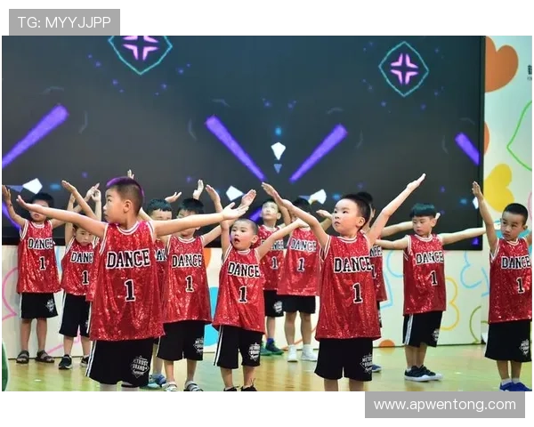 与足球明星亲密合影分享给家人传递快乐与梦想的瞬间